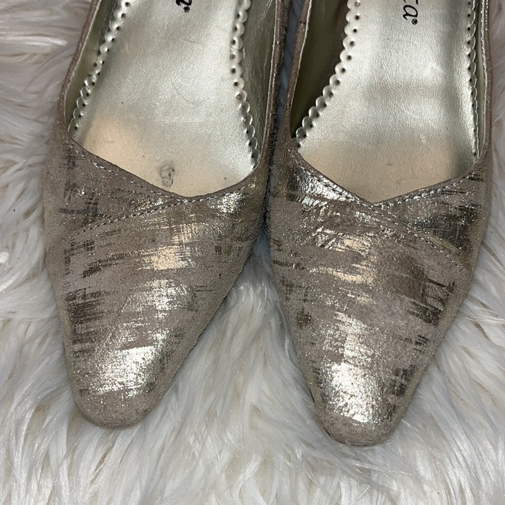 🌸 Bella Vita silver tan heels. Size 5 1/2. 2 1/2” heel. - Picture 2 of 8